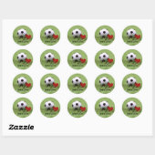 Voetbal met rood hart op groene grasbruiloft ronde sticker (Vel)