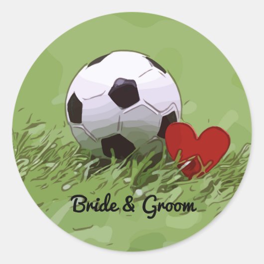 Voetbal met rood hart op groene grasbruiloft ronde sticker (Voorkant)