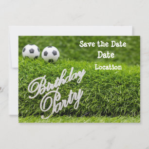 Voetbal met Verjaardagsfeestwoord op groen Save The Date