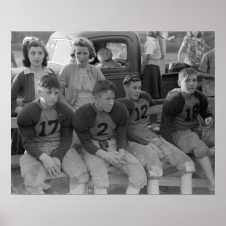 Voetbal op de middelbare school, 1941. Oude foto Poster