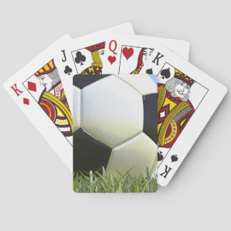 Voetbal op gras. speelkaarten
