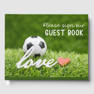 Voetbal op groen gras gastenboek