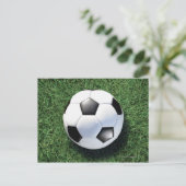 Voetbal op groengras, close-up briefkaart (Staand voorkant)