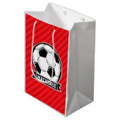 Voetbal op rode diagonale strepen medium cadeauzakje (Voorkant Gekanteld)