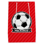 Voetbal op rode diagonale strepen medium cadeauzakje (Achterkant)