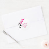 Voetbal Roze Strepen Laten we schoppen Verjaardag Ronde Sticker (Envelop)