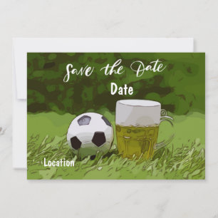 Voetbal save the date met bier op groen gras kaart