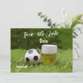 Voetbal slaat de datum op met bier op groen gras kaart (Staand voorkant)