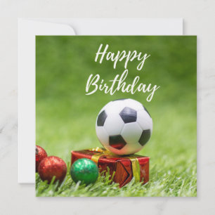 Voetbal Verjaardag met gouden doos cadeau op groen Feestdagenkaart
