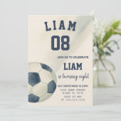 Voetbal verjaardagsfeestje uitnodiging voor kinder (Staand voorkant)