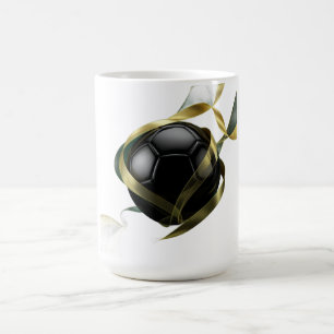 Voetbalbal met gouden krullen rondom koffiemok