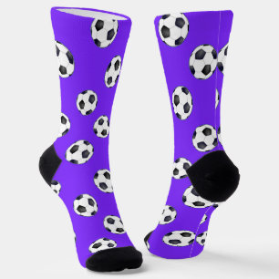 Voetbalballen op paarse sokken
