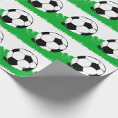 voetballen in Grass Pattern Wrapping Paper Cadeaupapier (Hoek)