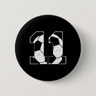 Voetballende jongen 11 jaar wordt 11 jaar ronde button 5,7 cm
