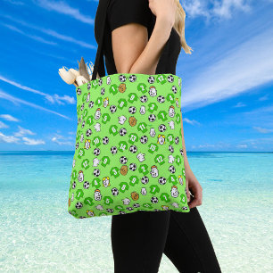 Voetbalthematische tas met shirts in het groen