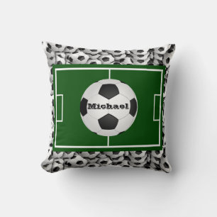 Voetbalveld en ballen gepersonaliseerd kussen