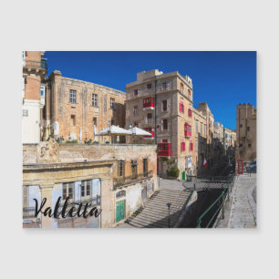 Voetbrug, smalle straat met trap in Valletta