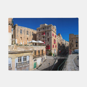 Voetbrug, smalle straat met trap in Valletta Deurmat