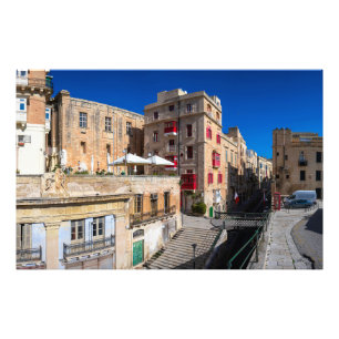 Voetbrug, smalle straat met trap in Valletta Foto Afdruk