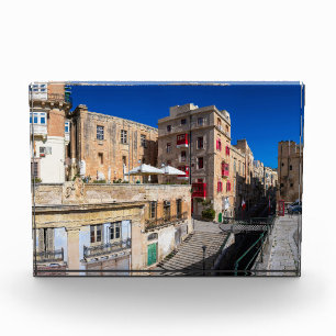 Voetbrug, smalle straat met trap in Valletta Fotoblokken