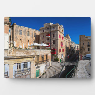Voetbrug, smalle straat met trap in Valletta Fotoplaat
