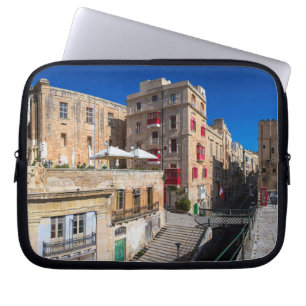 Voetbrug, smalle straat met trap in Valletta Laptop Sleeve