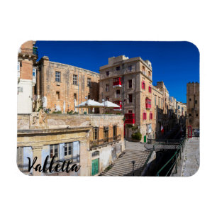 Voetbrug, smalle straat met trap in Valletta Magneet