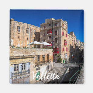 Voetbrug, smalle straat met trap in Valletta Magneet