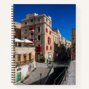 Voetbrug, smalle straat met trap in Valletta Notitieboek