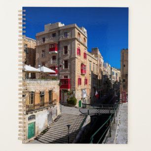 Voetbrug, smalle straat met trap in Valletta Planner