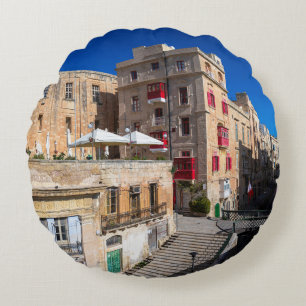 Voetbrug, smalle straat met trap in Valletta Rond Kussen