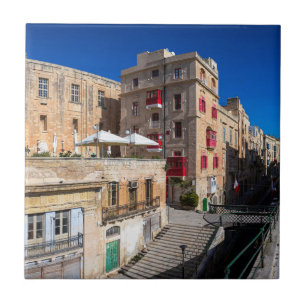 Voetbrug, smalle straat met trap in Valletta Tegeltje