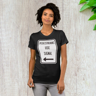 Voetgangers gebruiken Signal Road Sign Womens T-Sh T-shirt