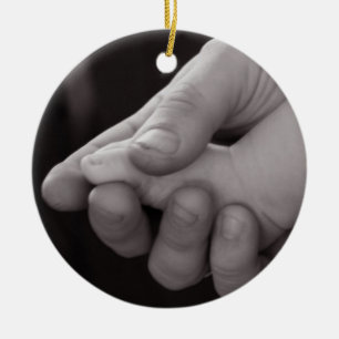 Voetje in grote hand Ornament