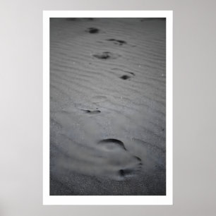 Voetstappen in Zand Kunstprint Zwart en Wit Poster