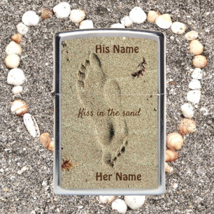 Voetstappen Kiss in de Namen van Sand Lovers