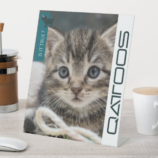 VOETTEKEN VAN QATTOOS RECLAMEBORD MET VOETSTUK