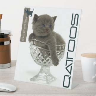 VOETTEKEN VAN QATTOOS RECLAMEBORD MET VOETSTUK