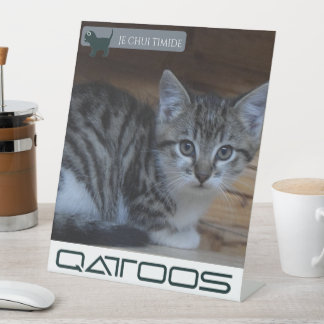 VOETTEKEN VAN QATTOOS RECLAMEBORD MET VOETSTUK