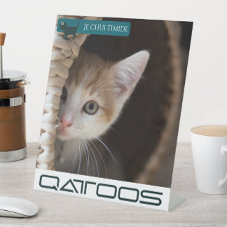 VOETTEKEN VAN QATTOOS RECLAMEBORD MET VOETSTUK