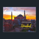 Voeux d'Istanbul Turquie Carte postale<br><div class="desc">Cette carte postale présente les salutations d'Istanbul, en Turquie, sur une photo pittoresque de cette ville antique.</div>