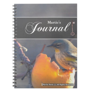 Vogel op een half opgegeten Apple Journal Notitieboek