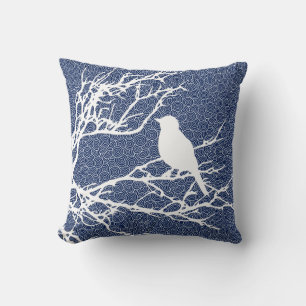 Vogel op een tak, wit tegen marineblauw kussen