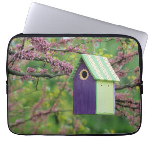 Vogelhuis op een Judasboom Laptop Sleeve