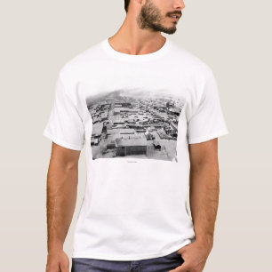 Vogeloog uitzicht van Nome, Alaska met sneeuw T-shirt