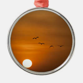 Vogels die in de zon vliegen metalen ornament