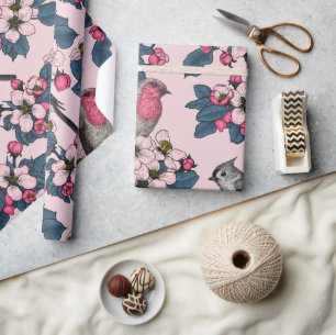 Vogels en bloesems op roze cadeaupapier