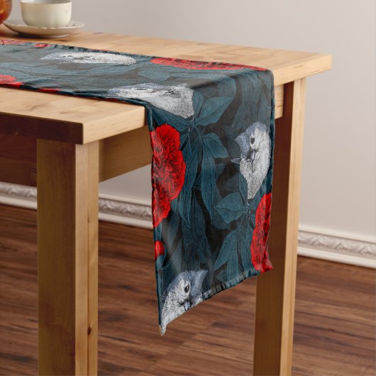 Vogels en rode pioenbloemen met blauwe bladeren korte tafelloper (Voorbeeld)