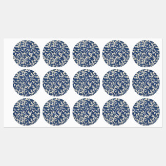 Vogels met blauwe en witte labels