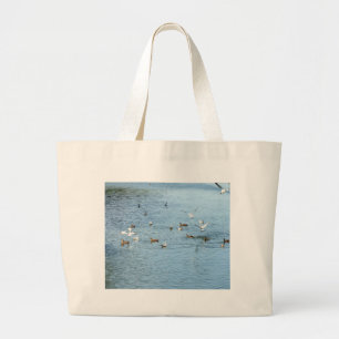 Vogels op de zomerrivier grote tote bag